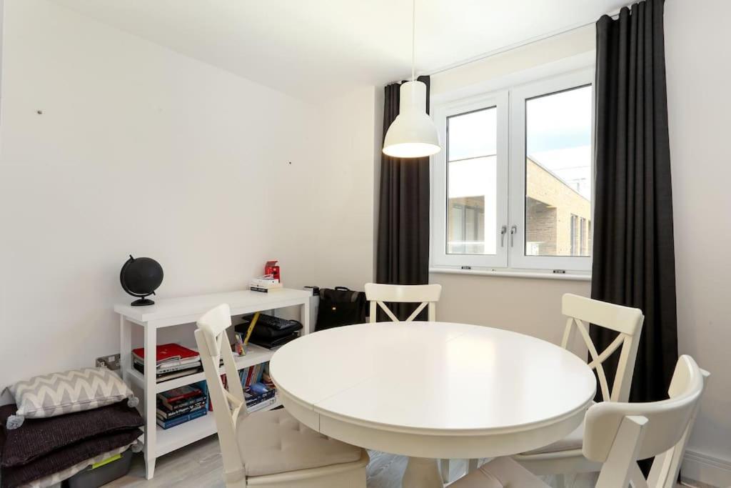 Idyllic Thames Riverside Apartment With Free Parking Isleworth Extérieur photo